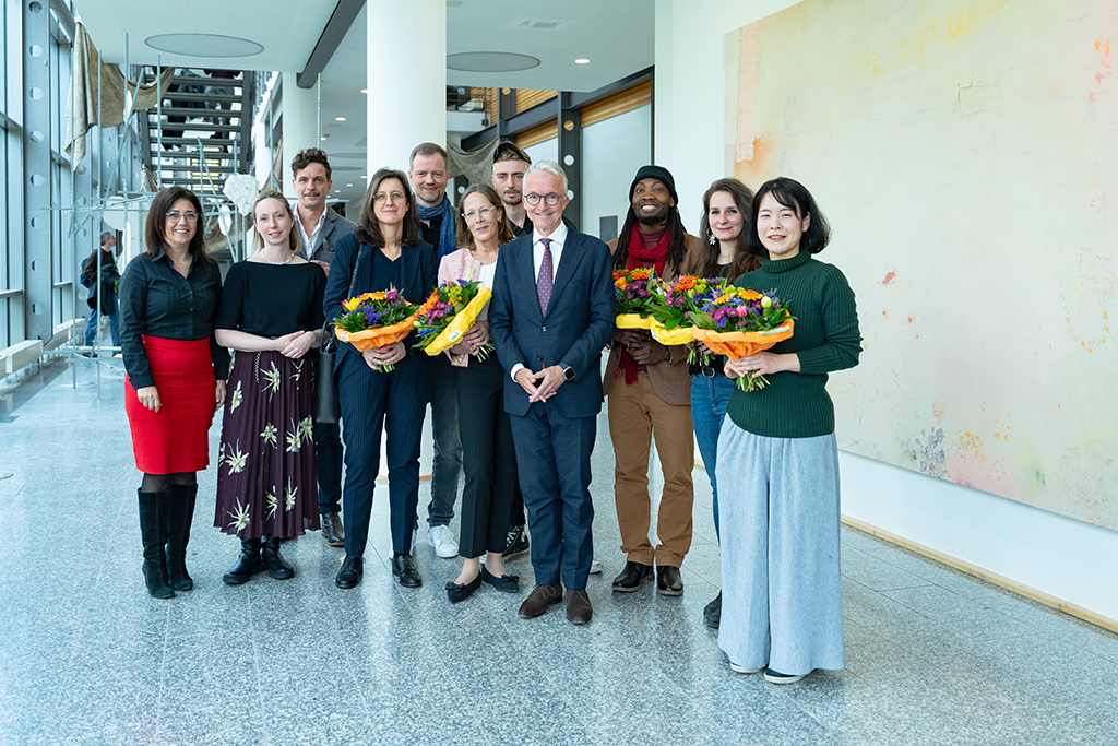 Gruppenfoto im Foyer der Hannover Rück