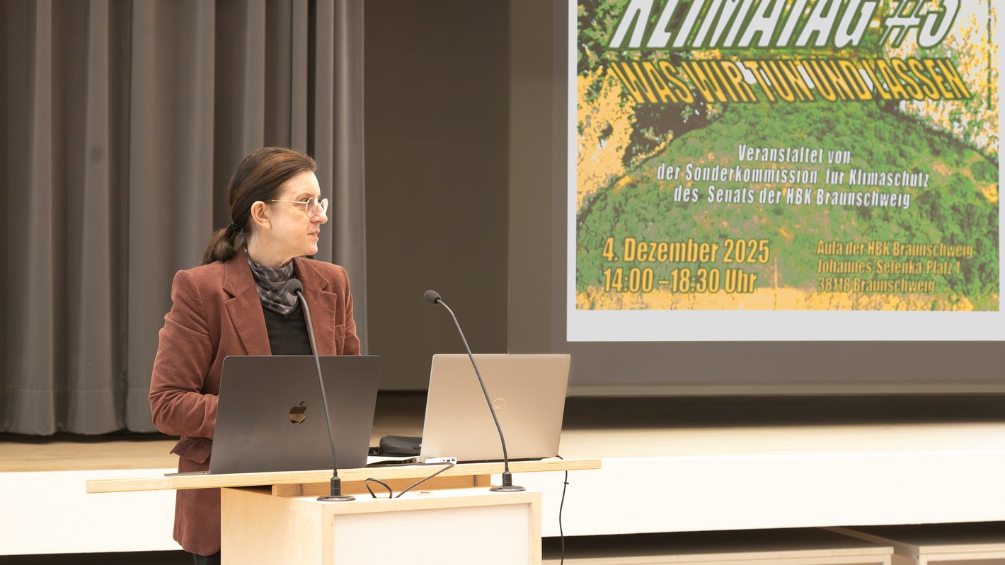 Bild von der Präsidentin Prof. Dr. Ana Dimke am Redner*innenpult