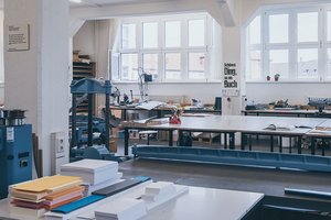 Fotografie Werkstatt Papierverarbeitung und Buchbindung als