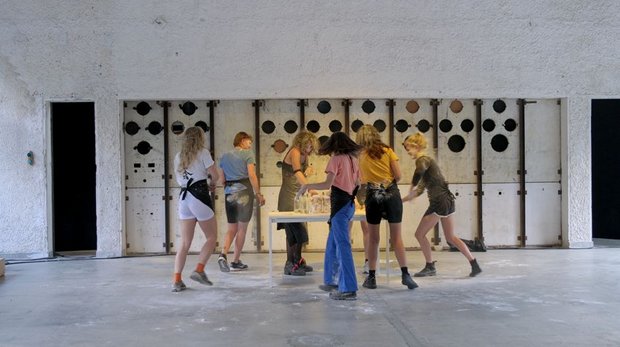 Bella come te, in carne ed ossa come me (Beautiful like you, in flesh and bones like me). Elisa Giuliano (Curator)