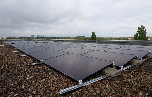 Photovoltaikanlage auf dem Dach von Gebäude 5