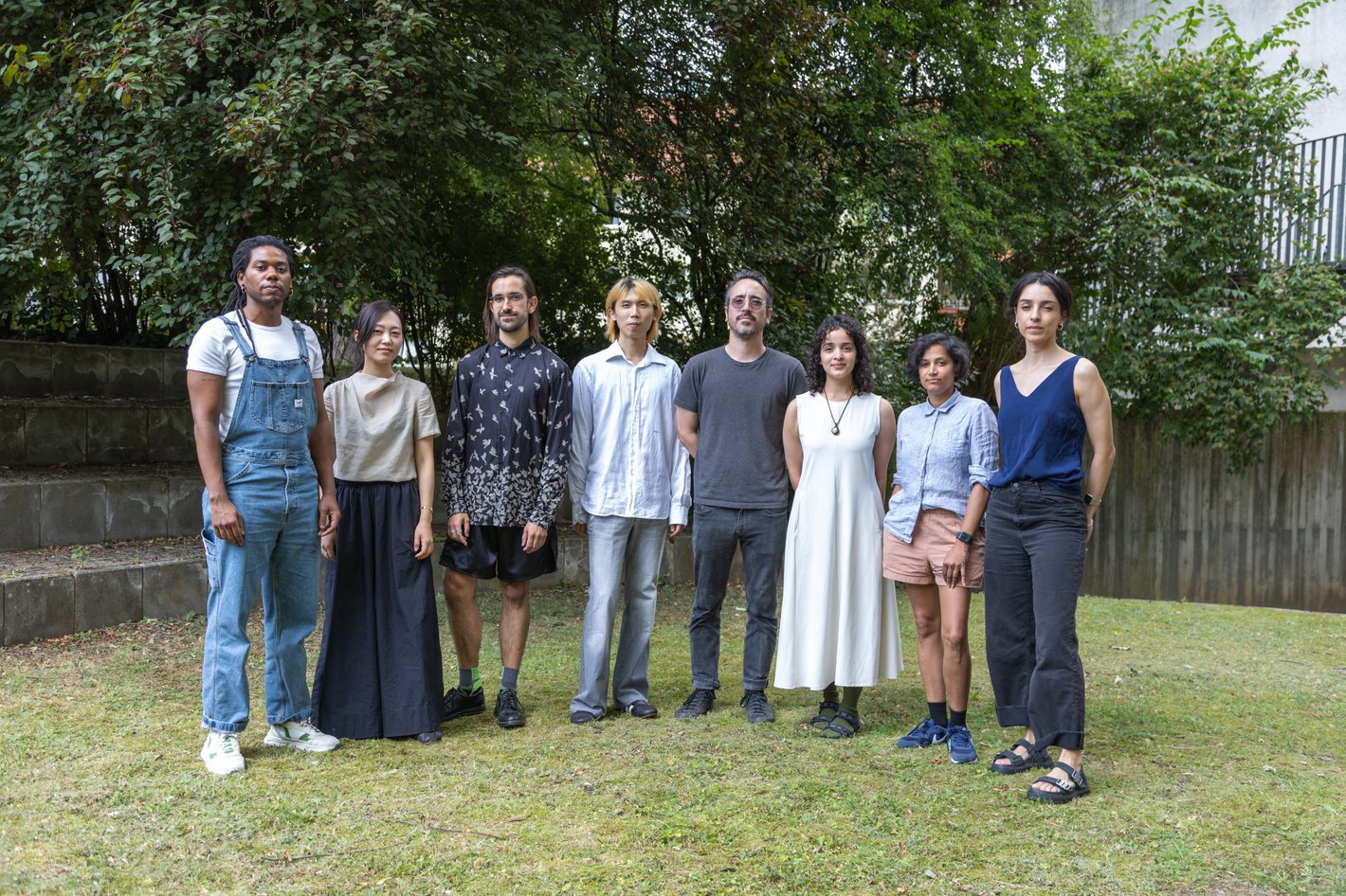Braunschweig Projects Fellows 2025/2026 Das Bild zeigt alle Künstlerinnen und Künstler sowie die Kuratorin der Braunschweig Projects Kohorte 2025 / 2026. Aufnahmeort ist der Weidenhof der HBK Braunschweig.