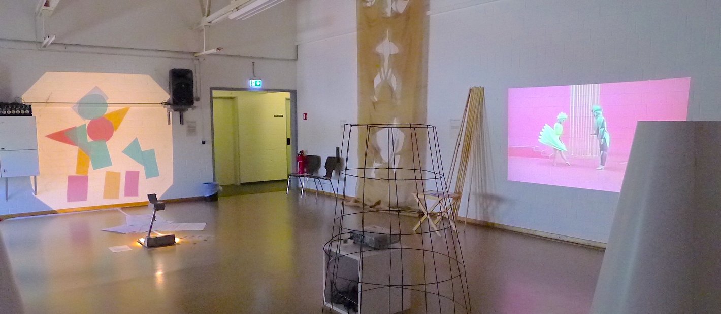 Ausstellungsansicht mit verschiedenen Projektionen durch einen Projektor und Overheadprojektor.