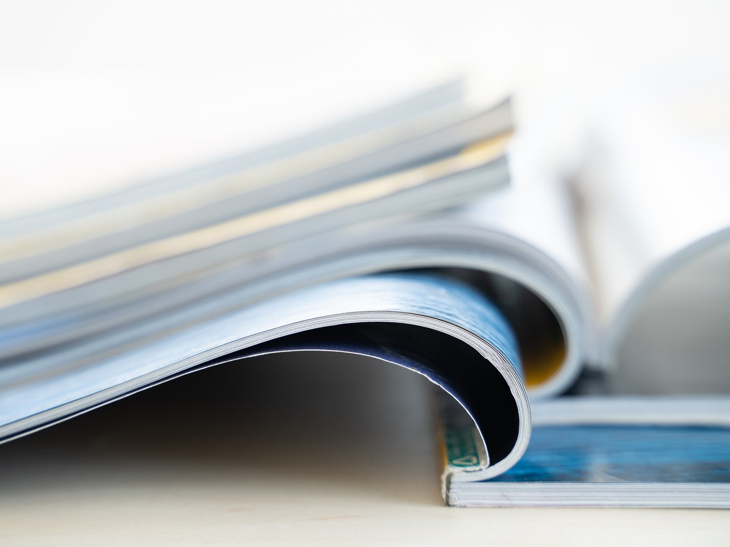 aufgeschlagene Zeitschriften