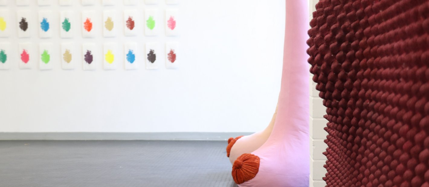 Foto zeigt Ausschnitt aus Ausstellung CARE 2024