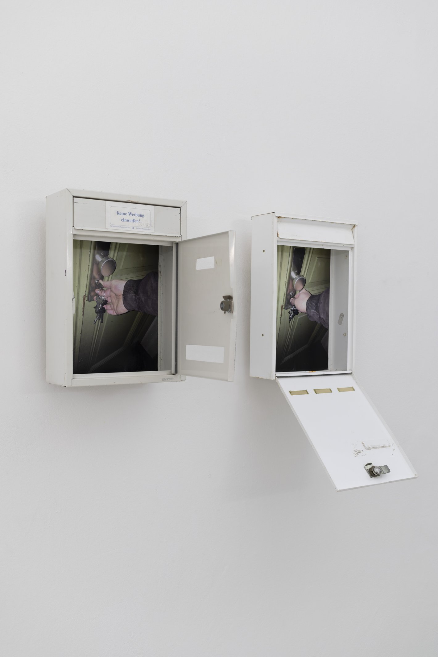 Letter box 6 Installation Lock me up von David Carol Fedders