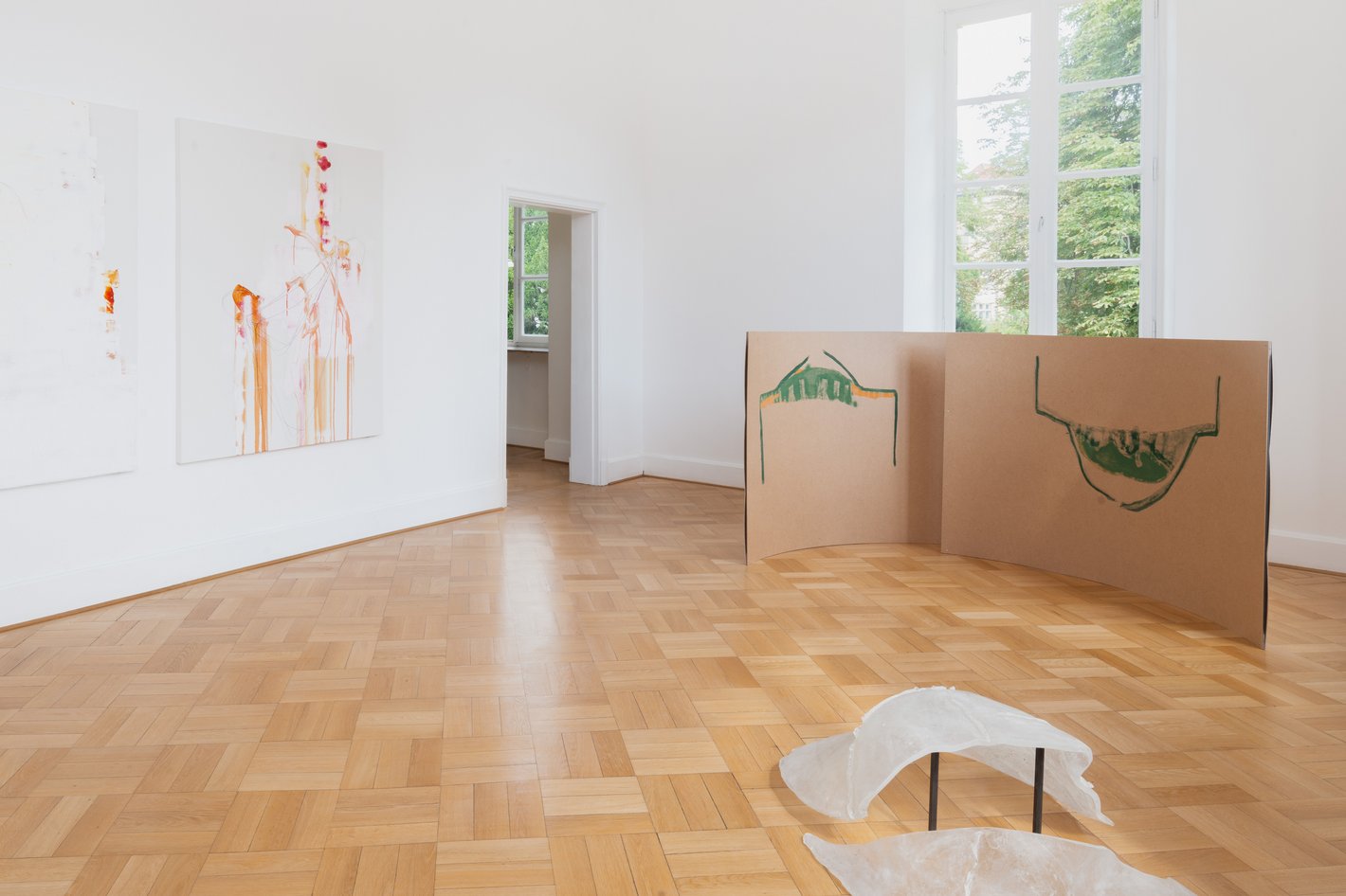 Ausstellungsansicht. Installation aus abstrakt bemalter Pappe.